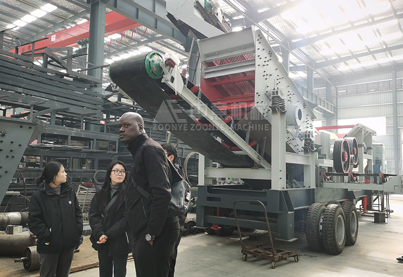 銷售經(jīng)理給客戶講解產(chǎn)品性能 銷售經(jīng)理給客戶講解產(chǎn)品性能