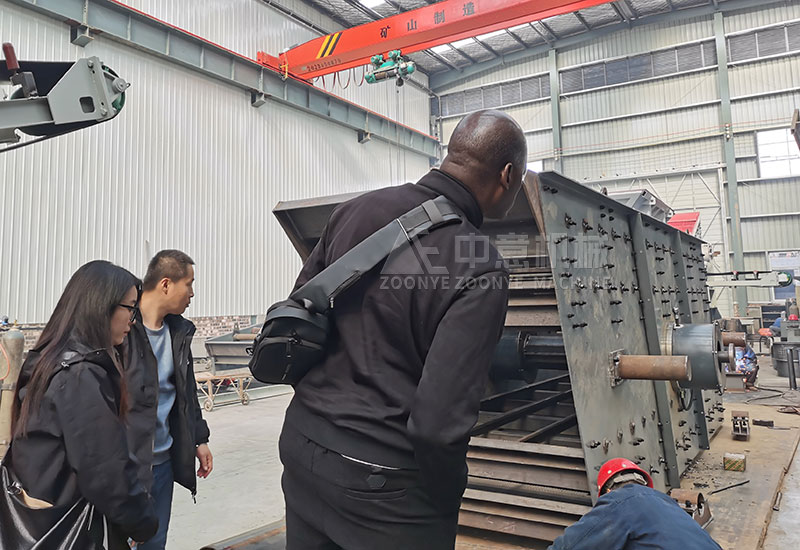 觀摩工人生產(chǎn)制作 觀摩工人生產(chǎn)制作