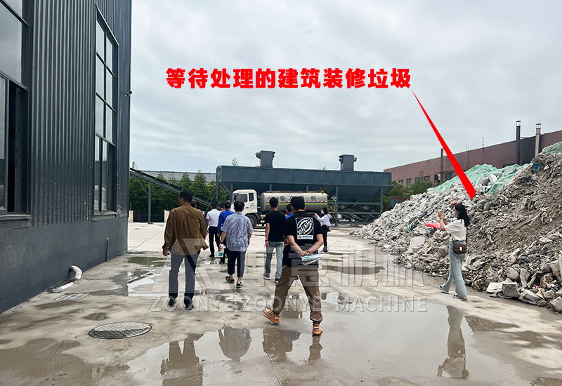 堆積成山的建筑裝修垃圾 堆積成山的建筑裝修垃圾